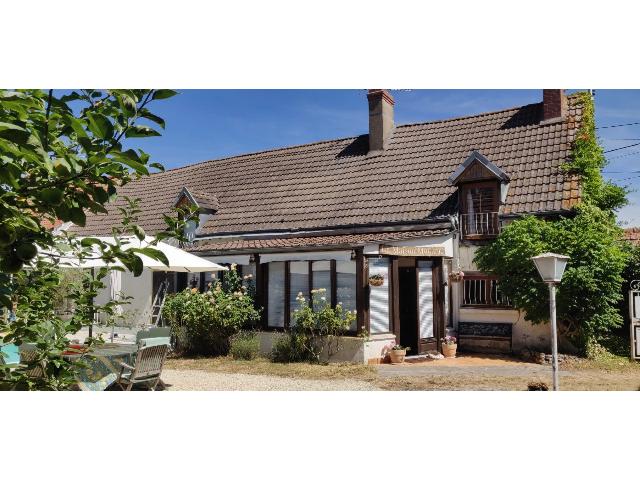 House for sale in&nbsp;VALENçAY 36600 Indre Centre France: Charming 4-bedroom house with a swimming pool, garden, barn, and parking in a hamlet near Valençay, in the Berry region (Pays de la Loire).<br />
<br />
This property is suitable for use as either a residence ...