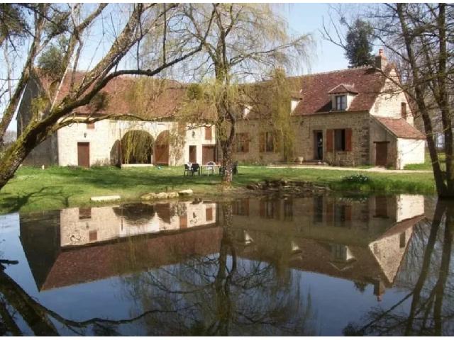 House for sale in&nbsp;SAINT-MALO-EN-DONZIOIS 58350 Nièvre Bourgogne France: Authentic L-Shaped Country House with 1.8 Hectares of Land on the Edge of the Morvan, St-Malo-en-Donziois.<br />
Are you dreaming of peace, space and the charm of the French countryside? Then this beautifu...