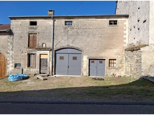 Appartement&agrave; vendre &agrave;&nbsp;AINVELLE 88320 Vosges: Située dans le paisible village d'Ainvelle, au sud des Vosges, cette ancienne ferme datant de 1856 n'attend plus que d'être rénovée.<br />
La maison offre une surface habitable d'environ 56 m² et est ...