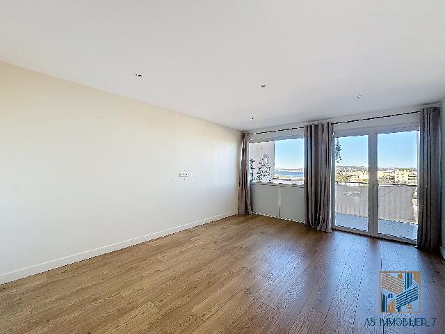 Appartement te koop in&nbsp;SETE 34200 Hérault Languedoc Roussillon France: Appartement met een woonoppervlakte van 87 m2 op de bovenste etage. Indeling: 4 vertrekken, woonkamer van 29 m2, 3 slaapkamers, badkamer met douche. Terras. Kelder. Taxe foncière 1817 €....