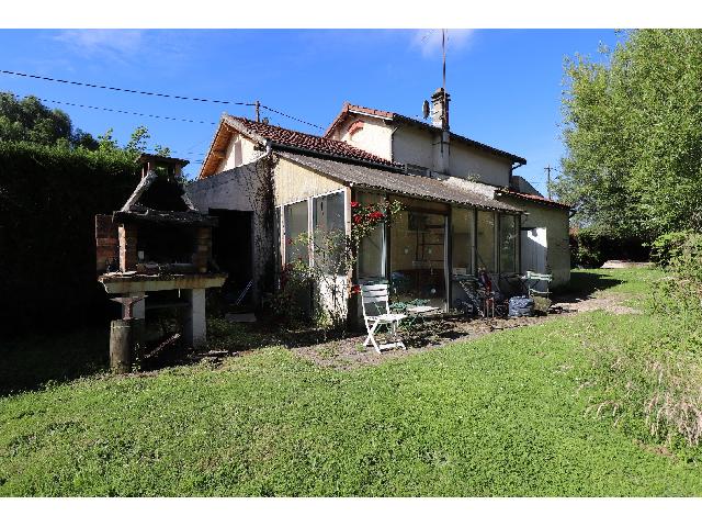 Huis te koop in&nbsp;SAINT CHERON 91530 Essonne Ile de France France: Huis van circa 60 m² met eigen vijver, bestaande uit: entreehal, eetkamer, woonkamer met open haard, keuken, slaapkamer, doucheruimte en toilet. Een veranda, een werkplaats grenzend aan het huis en e...