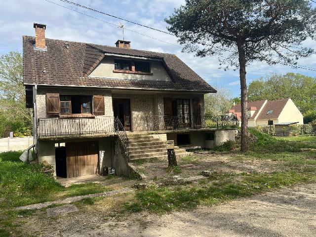 Huis te koop in&nbsp;ANGERVILLIERS 91470 Essonne Ile de France France: Op een rustige locatie, een te renoveren woning met een volledig souterrain. Op de begane grond vindt u een entree die leidt naar een ruime woon-/eetkamer met open haard en toegang tot een groot terra...