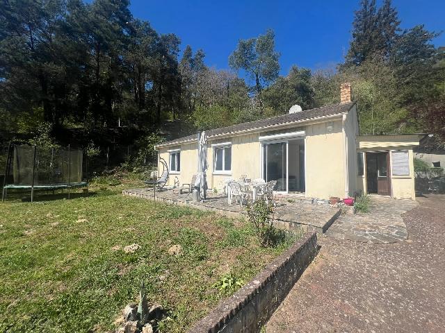 Huis te koop in&nbsp;VILLECONIN 91580 Essonne Ile de France France: Op minder dan 10 minuten van Etréchy ligt deze gelijkvloerse woning met een lichte en ruime woonkamer, een aparte keuken, drie slaapkamers, een doucheruimte en een toilet. De woning beschikt over een...