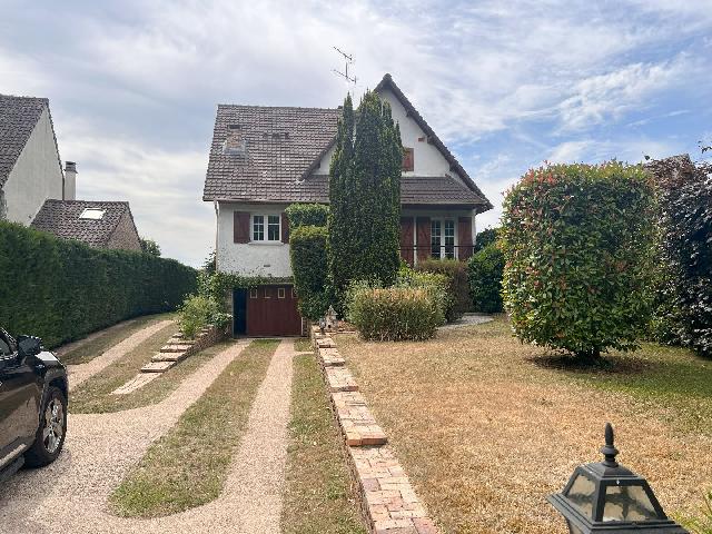 Huis te koop in&nbsp;BREUILLET 91650 Essonne Ile de France France: Woonhuis op een terrein van 1050 m2 met een woonoppervlakte van 147 m2. Indeling: 7 vertrekken, woonkamer van 31 m2, slaapkamer op de begane grond, 4 slaapkamers, 2 badkamers met douche. Verwarming op...
