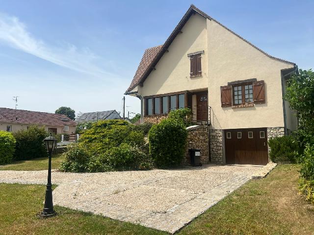 Huis te koop in&nbsp;SAINT CHERON 91530 Essonne Ile de France France: Vrijstaande woning van 155 m² gebouwd boven een volledig souterrain, gelijkvloers wonen en bestaande uit: entreehal met garderobe, woon-/eetkamer, aparte ingerichte keuken, slaapkamer, badkamer en to...