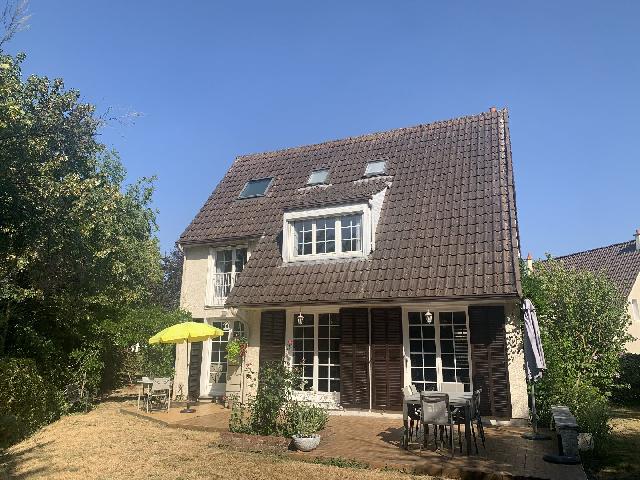 Haus zu verkaufen in&nbsp;BREUILLET 91650 Essonne Ile de France Frankreich: Haus mit Pool auf einem Grundstück von 525 qm mit einer Wohnfläche von 148 qm. Einteilung: 7 Räume, Wohnzimmer von 37.47 qm, 4 Schlafzimmer, Badezimmer, Badezimmer mit Dusche. Heizung auf Gas. Gara...
